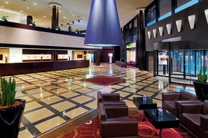 2 bars/lounges