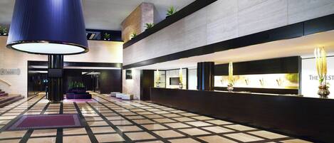 2 Bars/Lounges