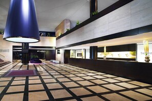 2 bars/lounges