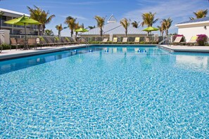 Piscine extérieure, accès possible de 6 h à 19 h 30, chaises longues
