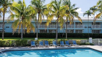 Piscina a l'aire lliure (horari: 06:00-19:30) i gandules