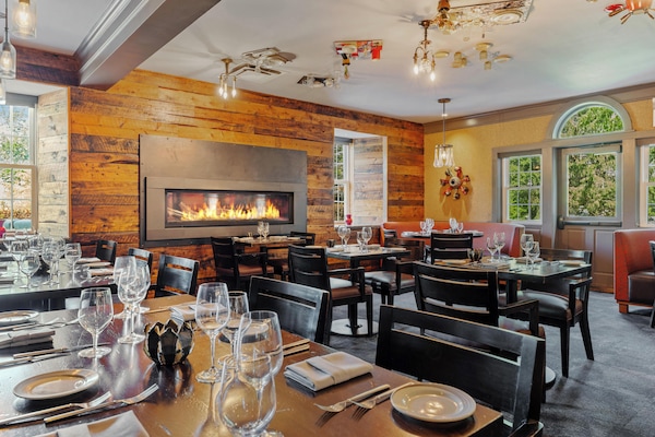 2 restaurants; breakfast, lunch, dinner and brunch served