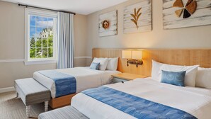 Habitación de hotel con dos camas, una ventana con cortinas, cabecero de madera y decoración en la pared.