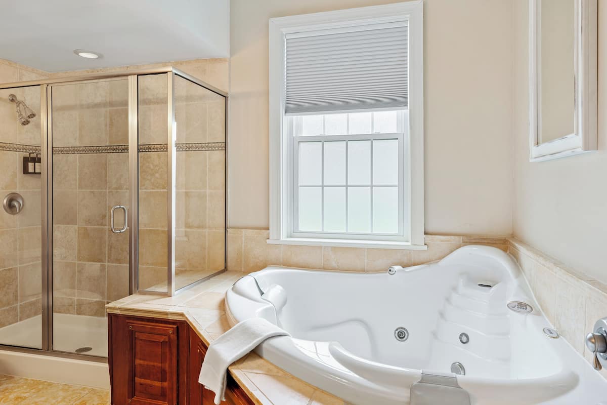 Culinary King Spa Suite | Bathroom | Free toiletries, hair dryer, bathrobes, towels