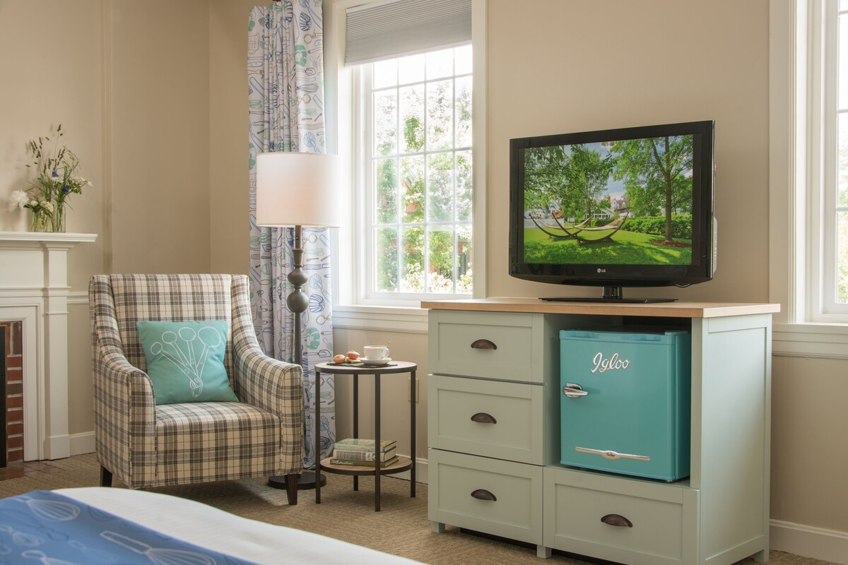 Premium bedding, pillowtop beds, in-room safe, desk