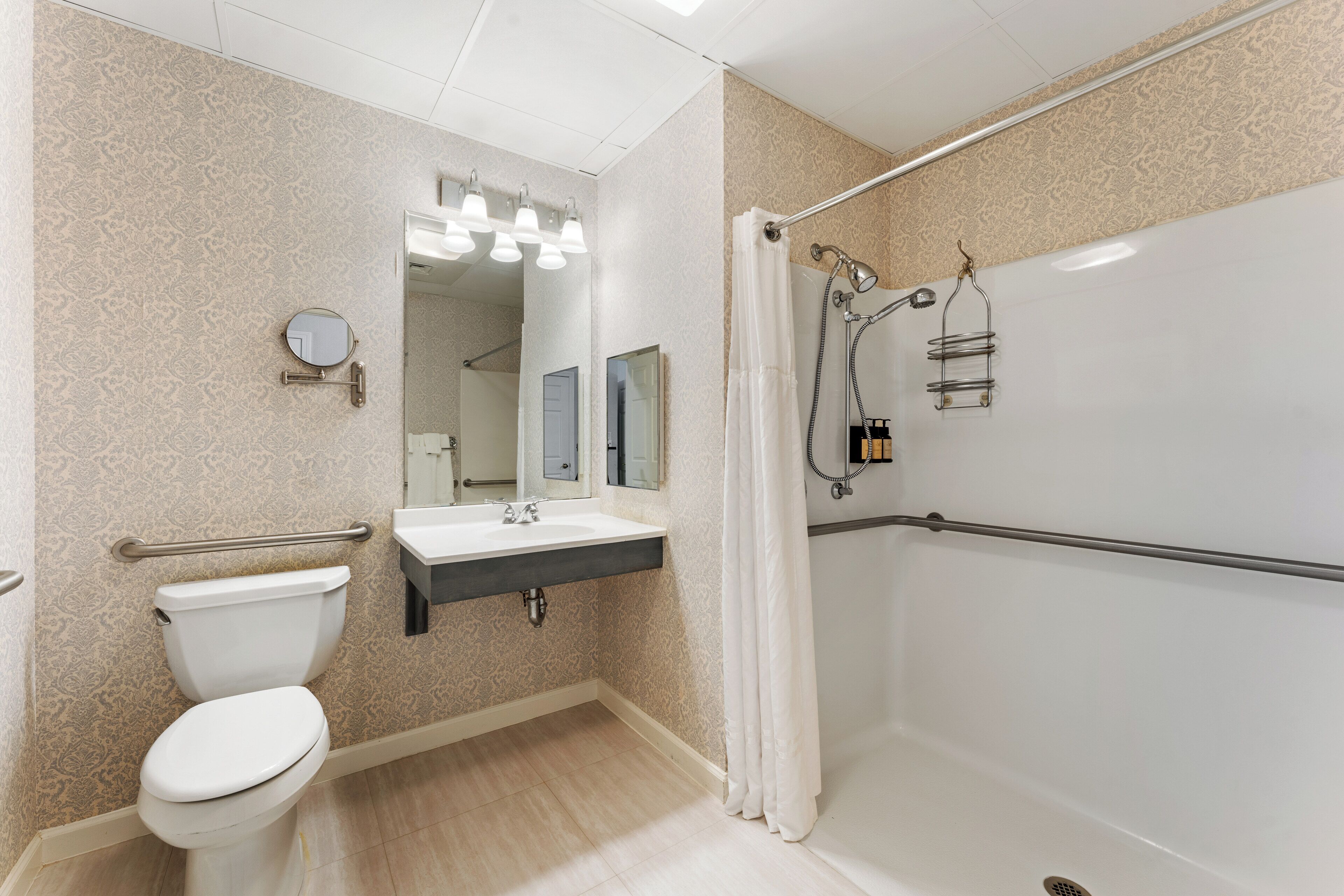 deluxe suite, 1 bedroom, accessible | bathroom | free toiletries, hair dryer, bathrobes, towels