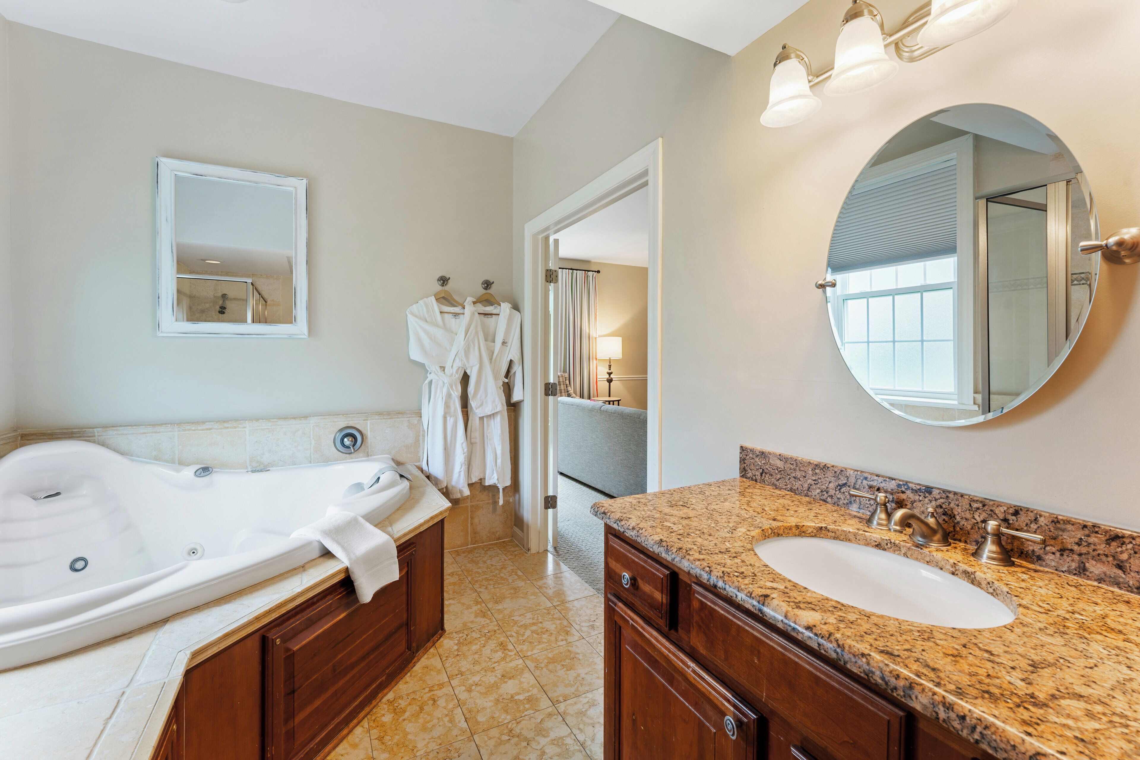 culinary king spa suite | bathroom | free toiletries, hair dryer, bathrobes, towels