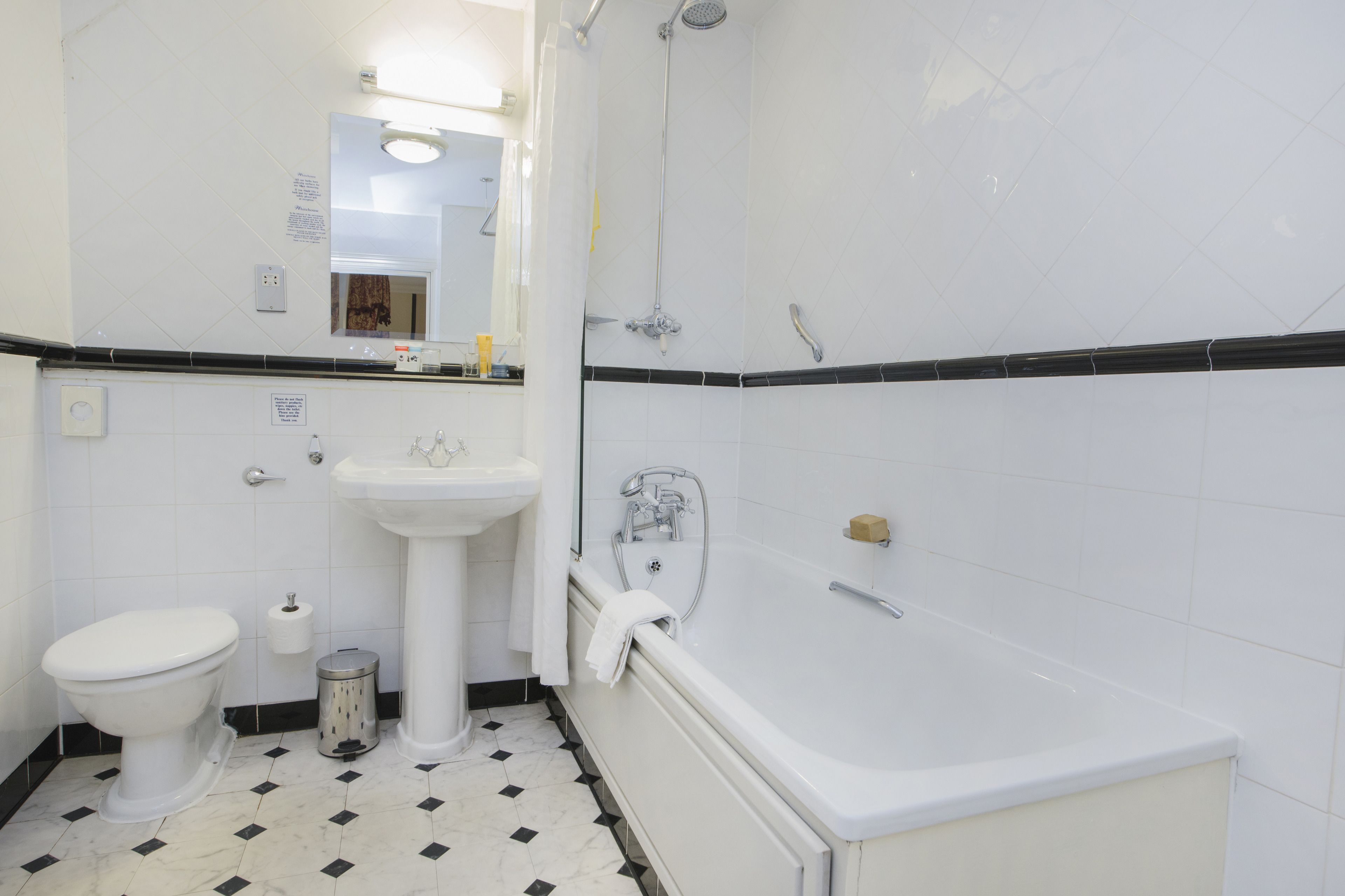 double room | bathroom | combined shower/bathtub, free toiletries, hair dryer, towels