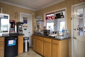 Coffee service - Harbor Inn & Suites (Oceanside)