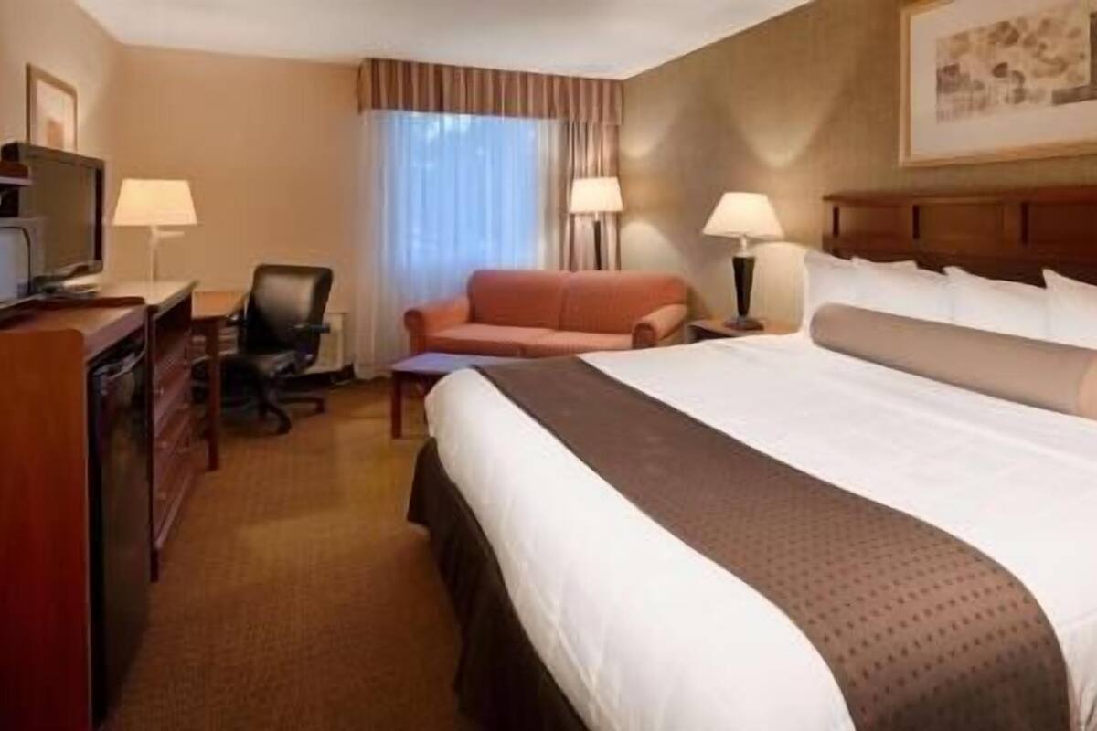 Ropa de cama de alta calidad y caja de seguridad en la habitación