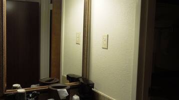 Komfortbadewanne, kostenlose Toilettenartikel, Haartrockner, Handtücher