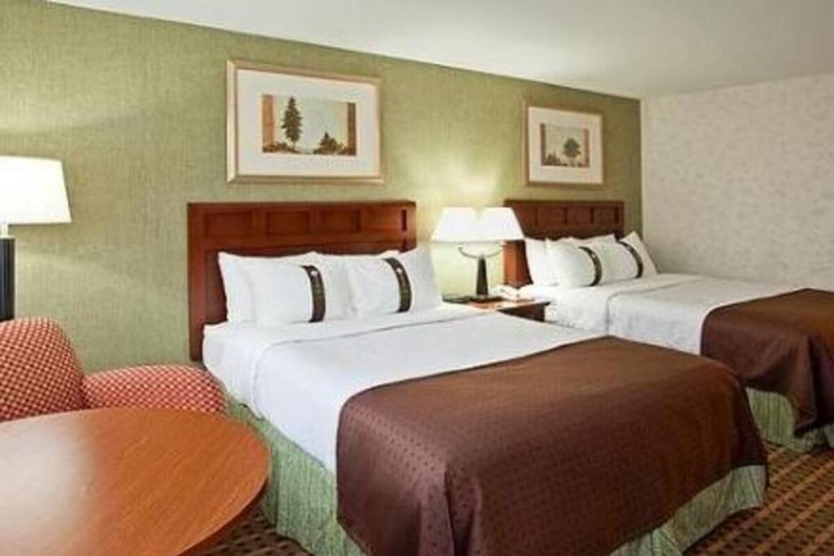 Ropa de cama de alta calidad y caja de seguridad en la habitación