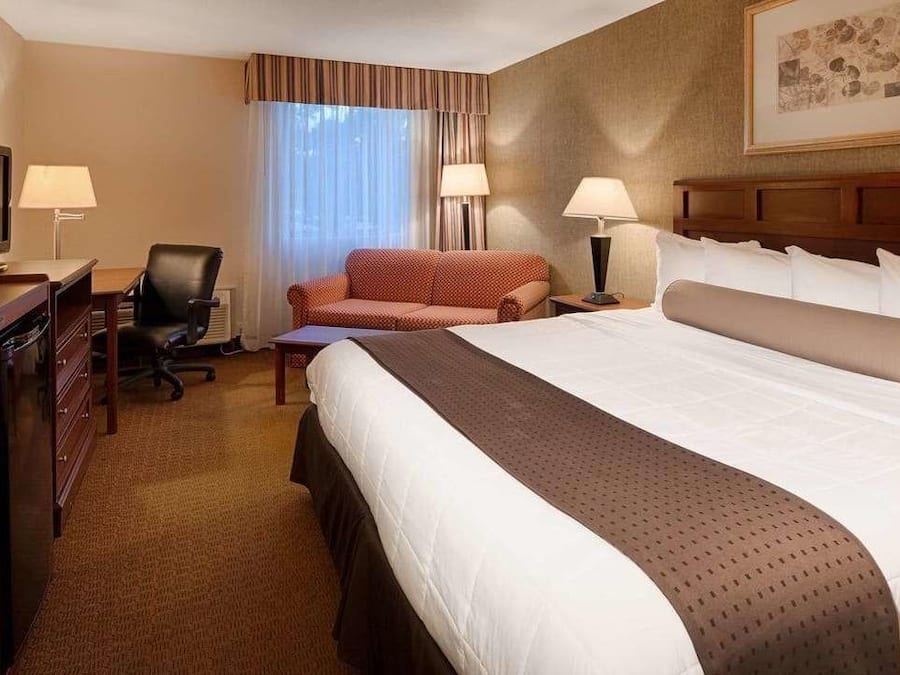 Bộ đồ giường cao cấp, két bảo mật tại phòng, màn/rèm cản sáng