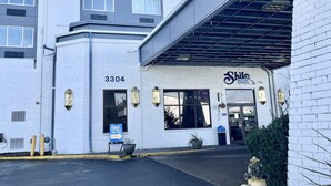 A hotel entrance with a sign for 'Shilo Inn Suites' and the number 3304. - Shilo Inn Suites - Salem (Salem)