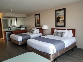 Escritorio, cortinas blackout y tabla de planchar con plancha 