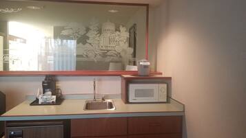 Junior Suite | Private kitchenette | Fridge, microwave, coffee/tea maker, electric kettle