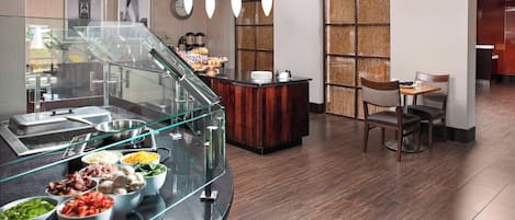 Sarapan prasmanan setiap hari (USD 12.95 per orang)