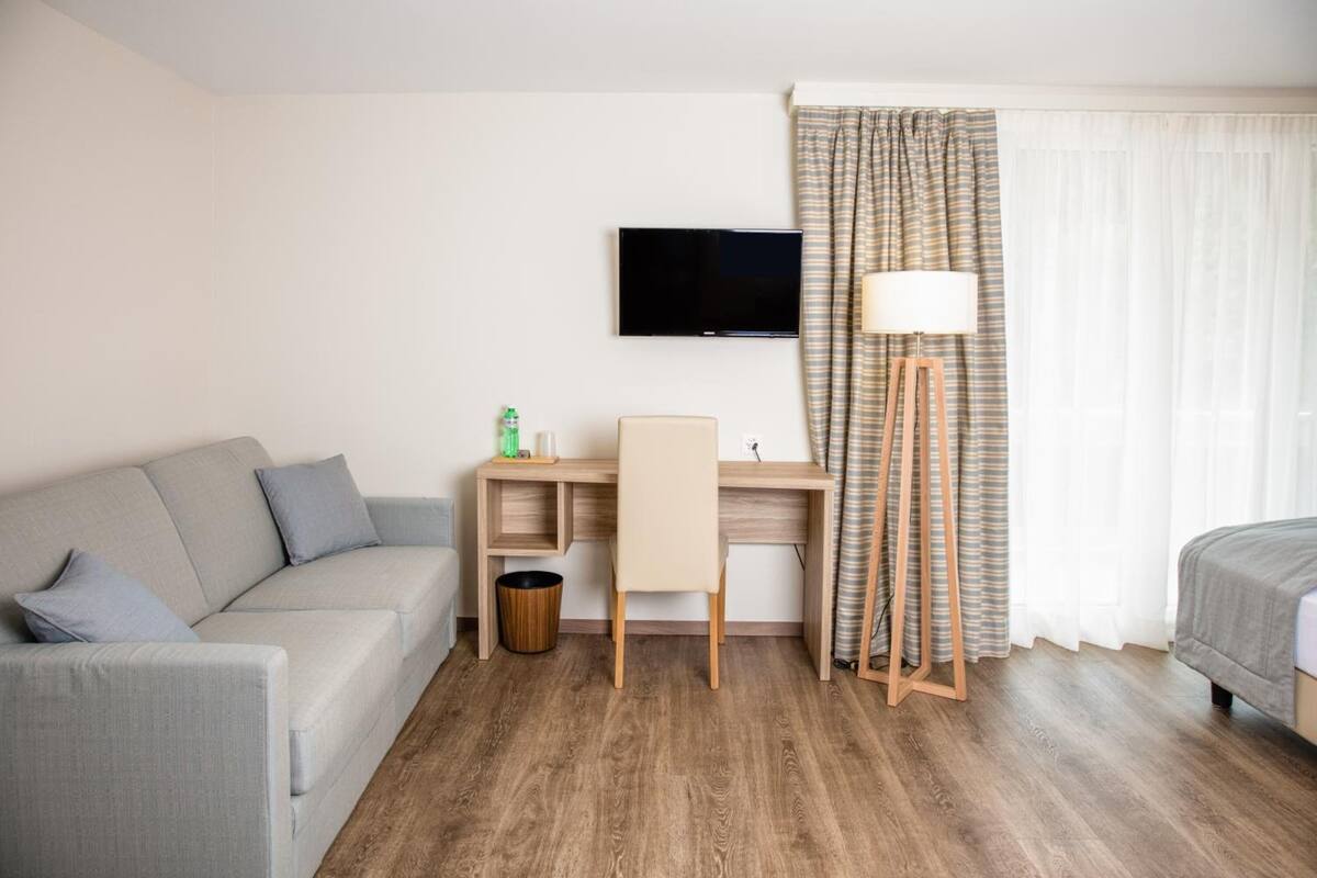 1 bedroom, desk, free wifi, bed sheets