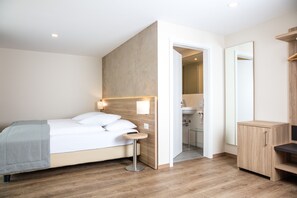 Escritorio, wifi gratis y ropa de cama 