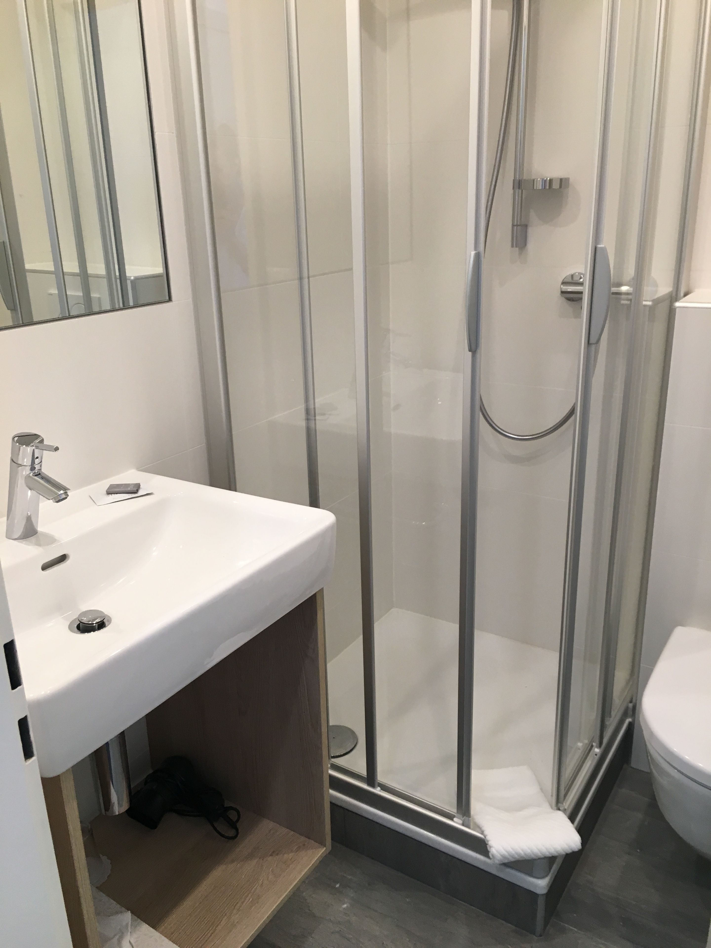 standard single room | bathroom | hair dryer, towels