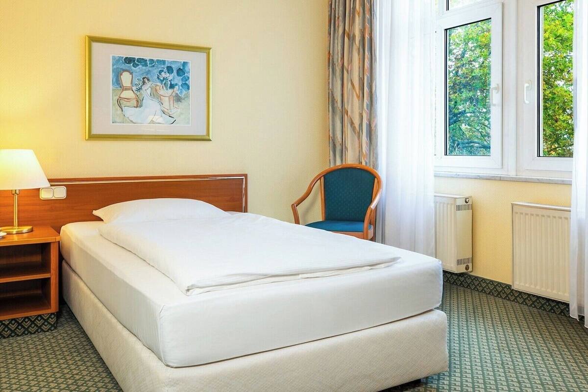 Hypo-allergenic bedding available, desk, WiFi (free), bed sheets
