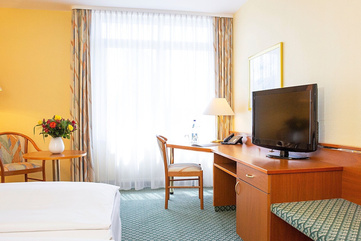 Hypo-allergenic bedding available, desk, WiFi (free), bed sheets