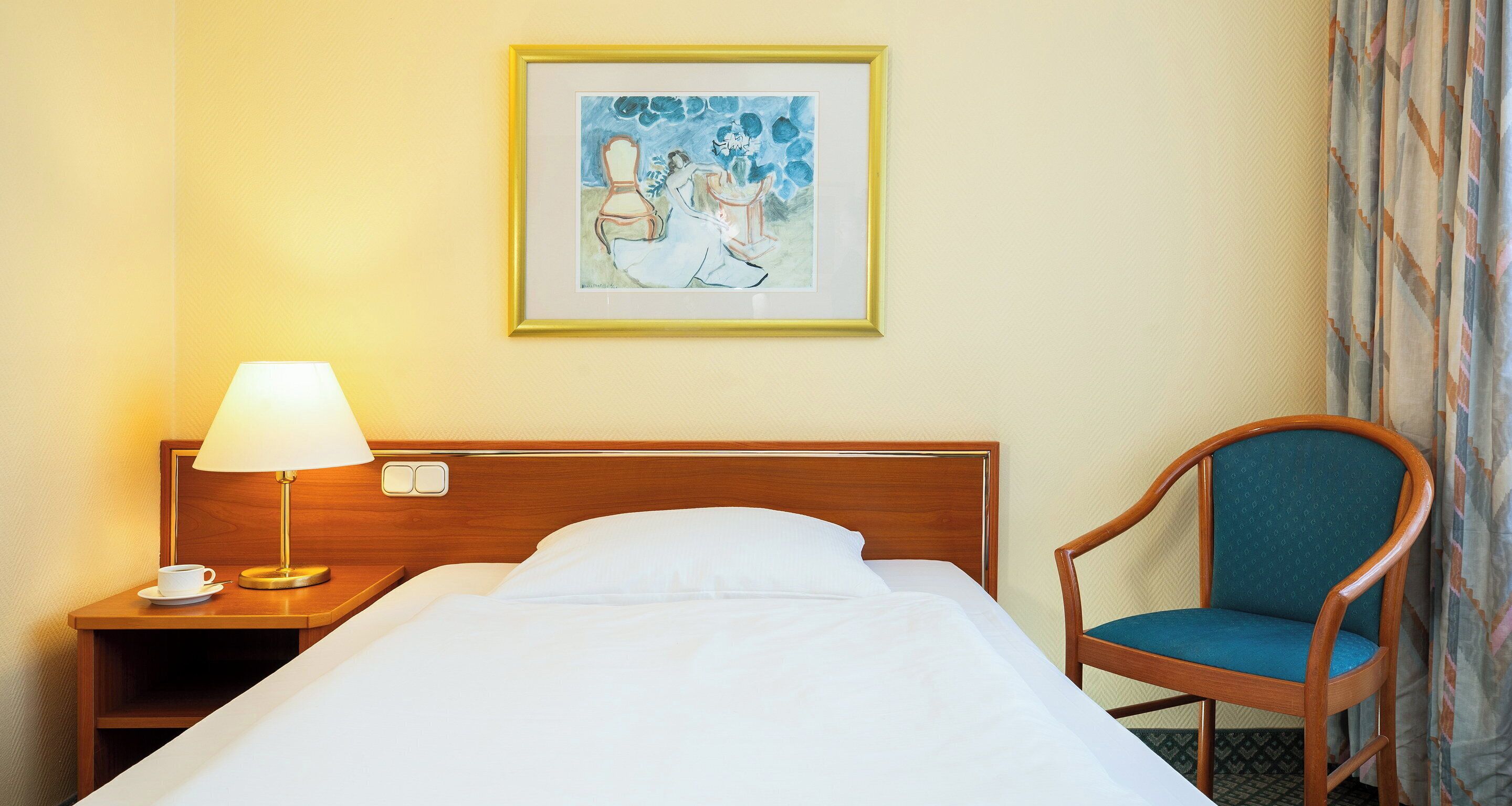 Hypo-allergenic bedding, desk, free WiFi, bed sheets