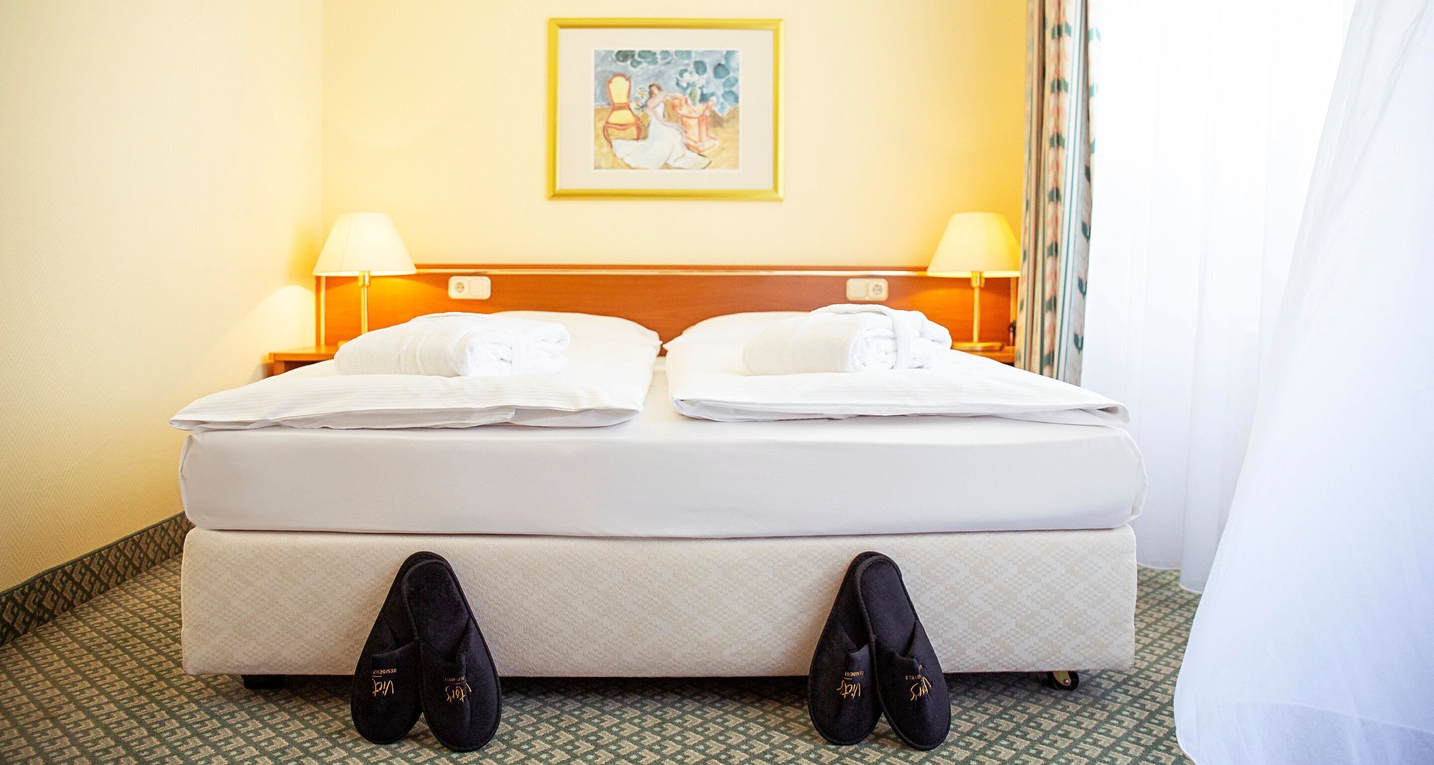 Hypo-allergenic bedding, desk, free WiFi, bed sheets