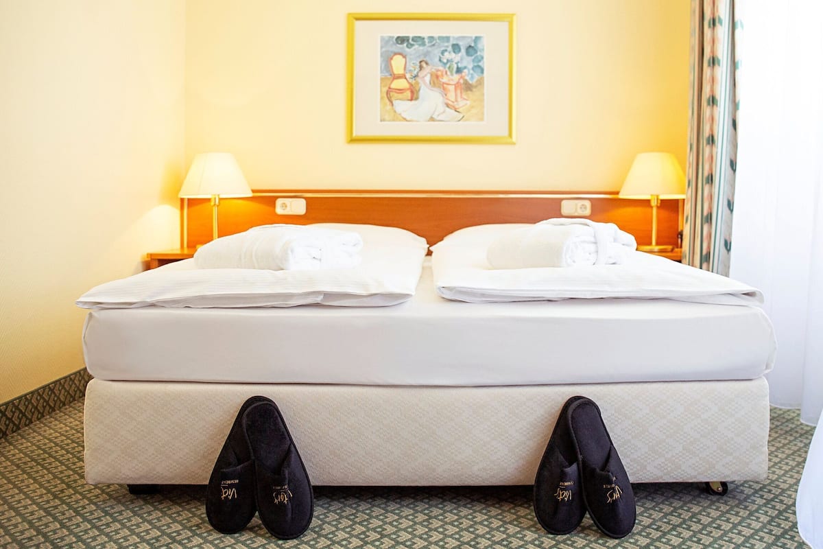 Hypo-allergenic bedding, desk, free WiFi, bed sheets