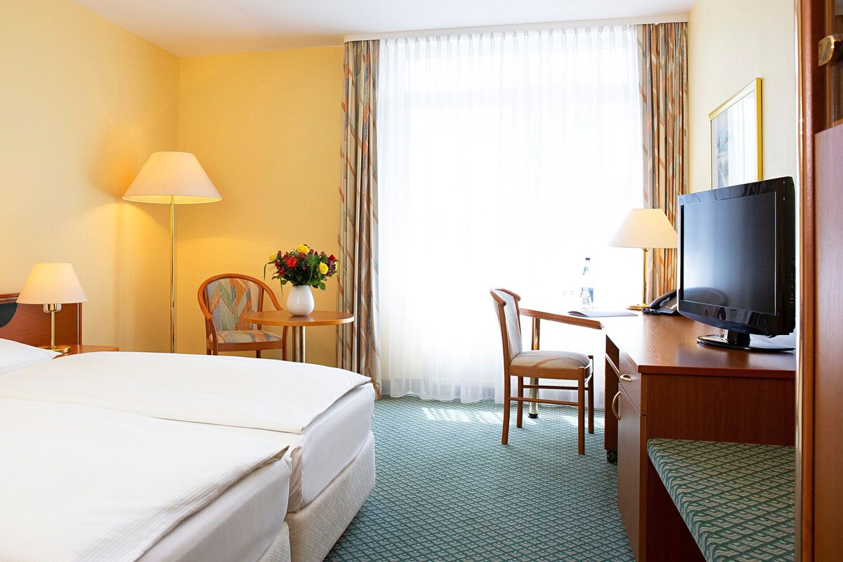 Hypo-allergenic bedding available, desk, WiFi (free), bed sheets