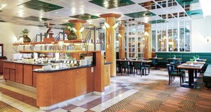 Frukostbuffé varje dag (EUR 22 per person)