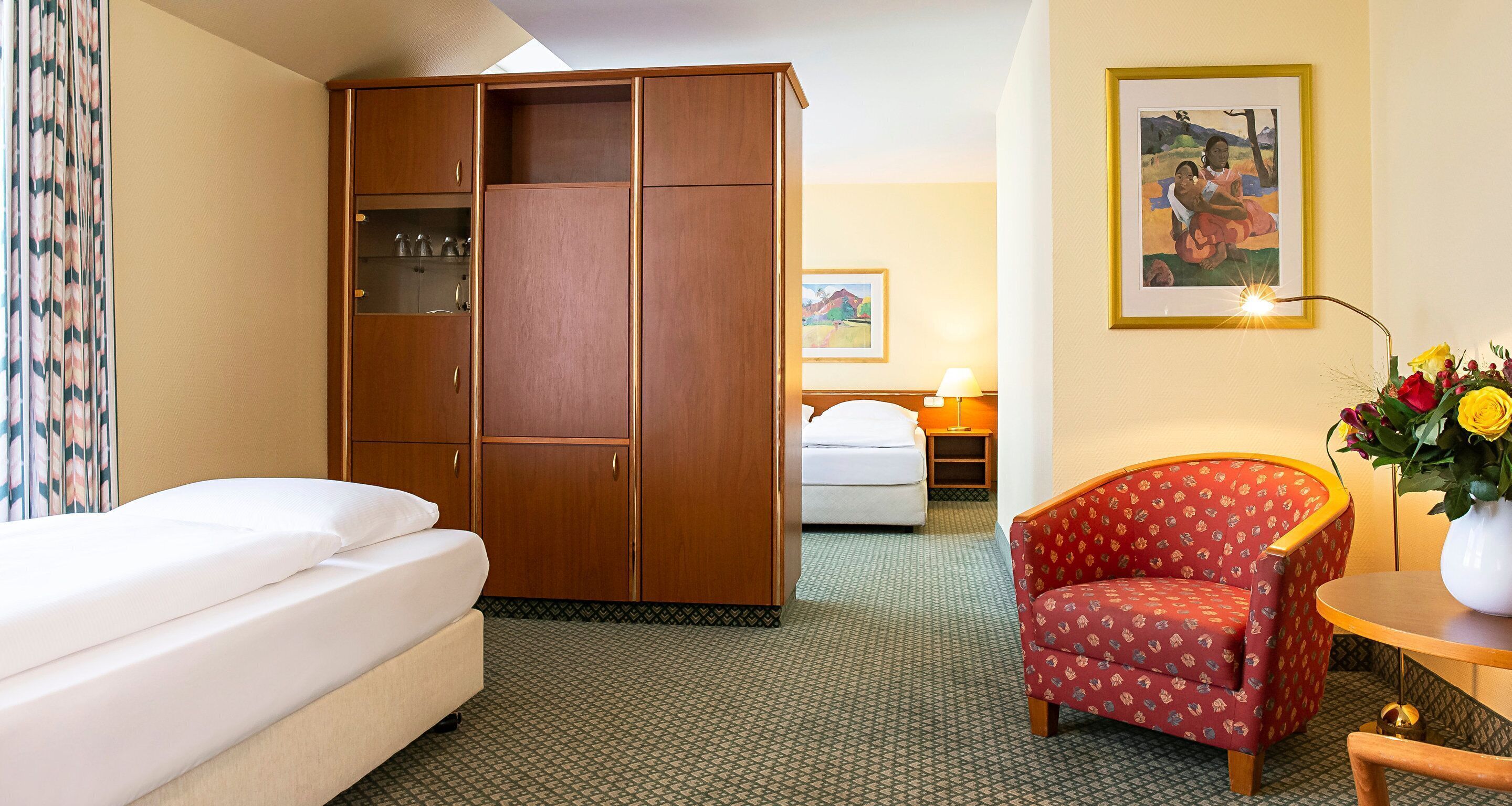 Hypo-allergenic bedding, desk, free WiFi, bed sheets