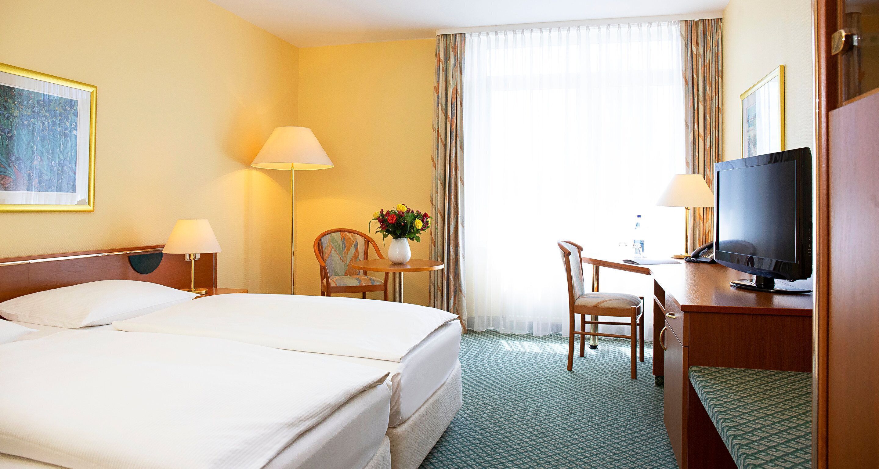 Hypo-allergenic bedding, desk, free WiFi, bed sheets