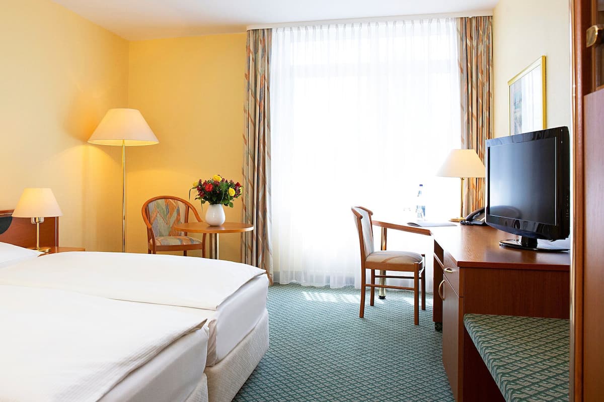Hypo-allergenic bedding, desk, free WiFi, bed sheets