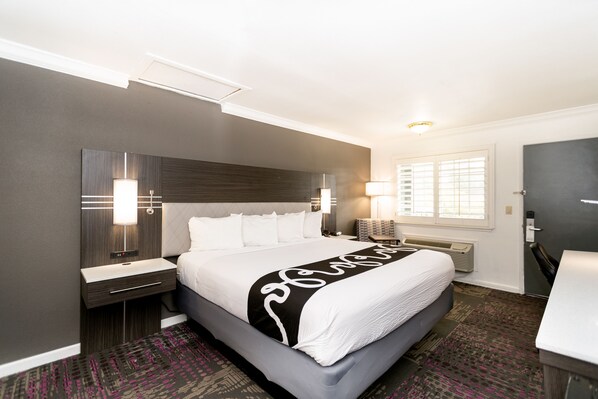 أغطية فراش متميزة وستائر تعتيم ومكواة/لوح كي وأسرّة أطفال/رضّع (مجانًا)