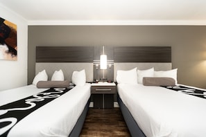 Roupas de cama premium, cortinas blackout, ferros/tábuas de passar roupa