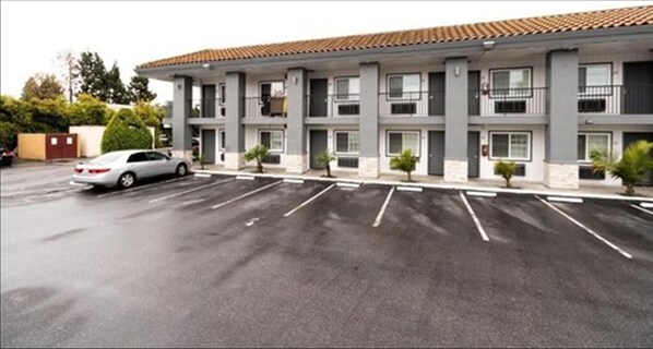 A multi-story hotel with a parking lot.