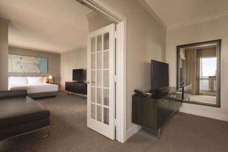Hilton Chicago Magnificent Mile Suites - Image 11