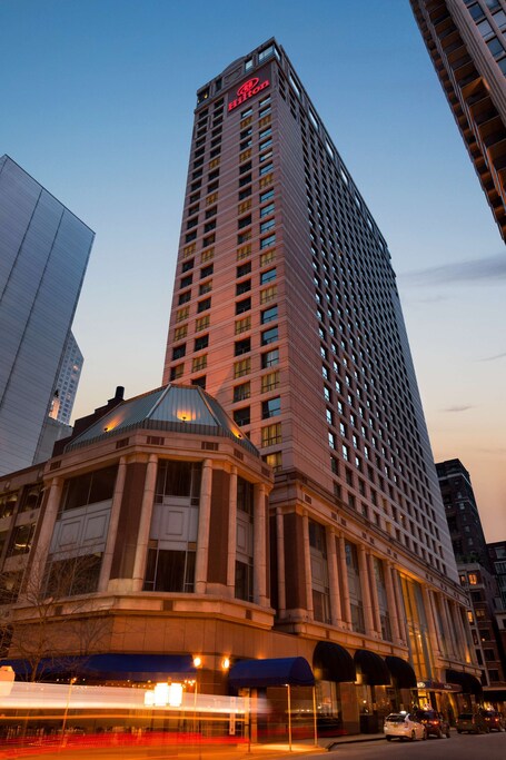 Hilton Chicago Magnificent Mile Suites - Image 3