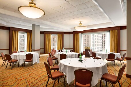 Hilton Chicago Magnificent Mile Suites - Image 20