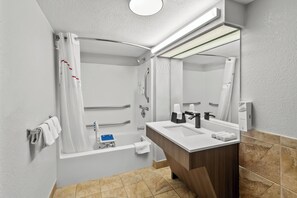 Combined shower/tub, free toiletries, hair dryer, towels
