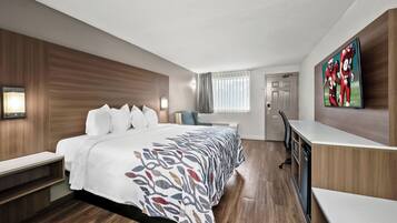 Escritorio, espacio para trabajar con laptop y cortinas blackout