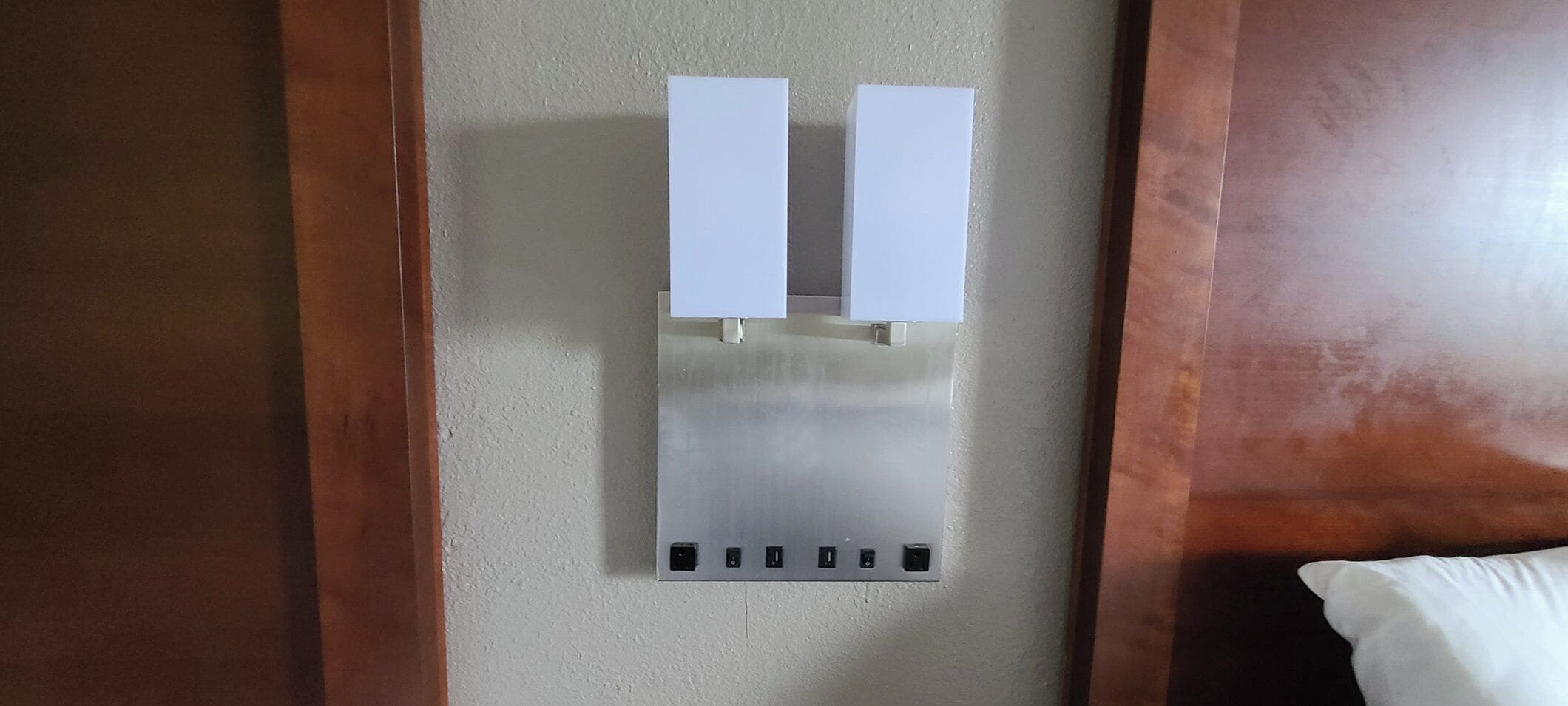 Un cuadro eléctrico instalado en la pared con dos interruptores y cinco enchufes.