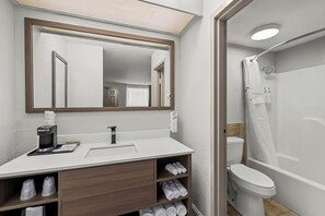 Ducha y bañera combinadas y artículos de higiene personal gratuitos