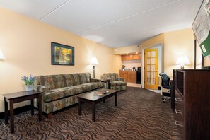 เตียงพร้อมฟูกเสริมที่นอน, โต๊ะทำงาน, ผ้าม่านกันแสง, เตารีด/โต๊ะรีดผ้า