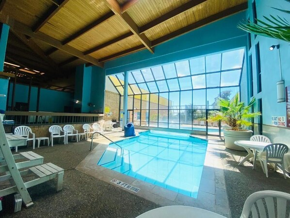 Alberca techada y alberca al aire libre