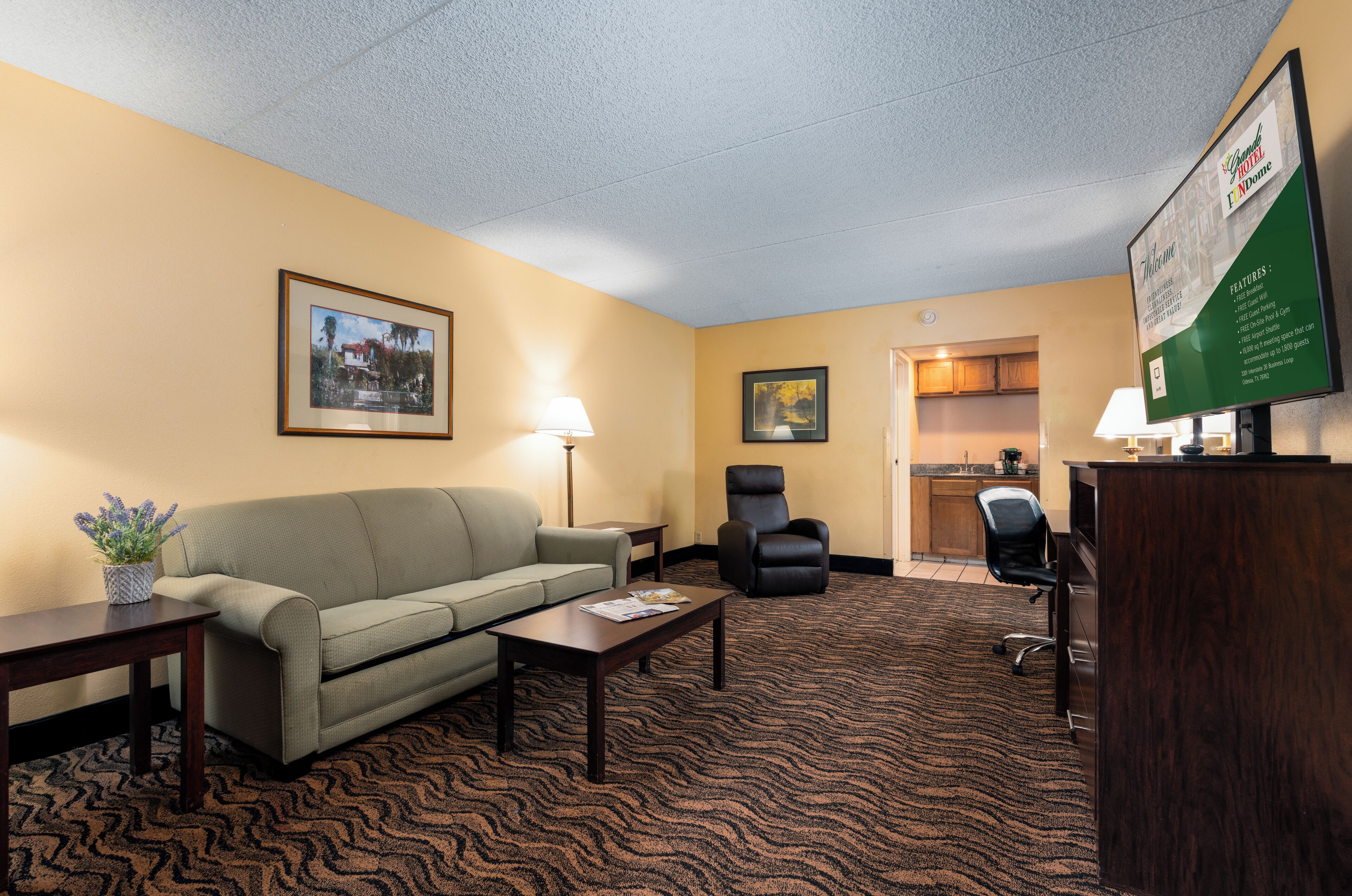 Materassi a doppio strato, una scrivania, tende oscuranti