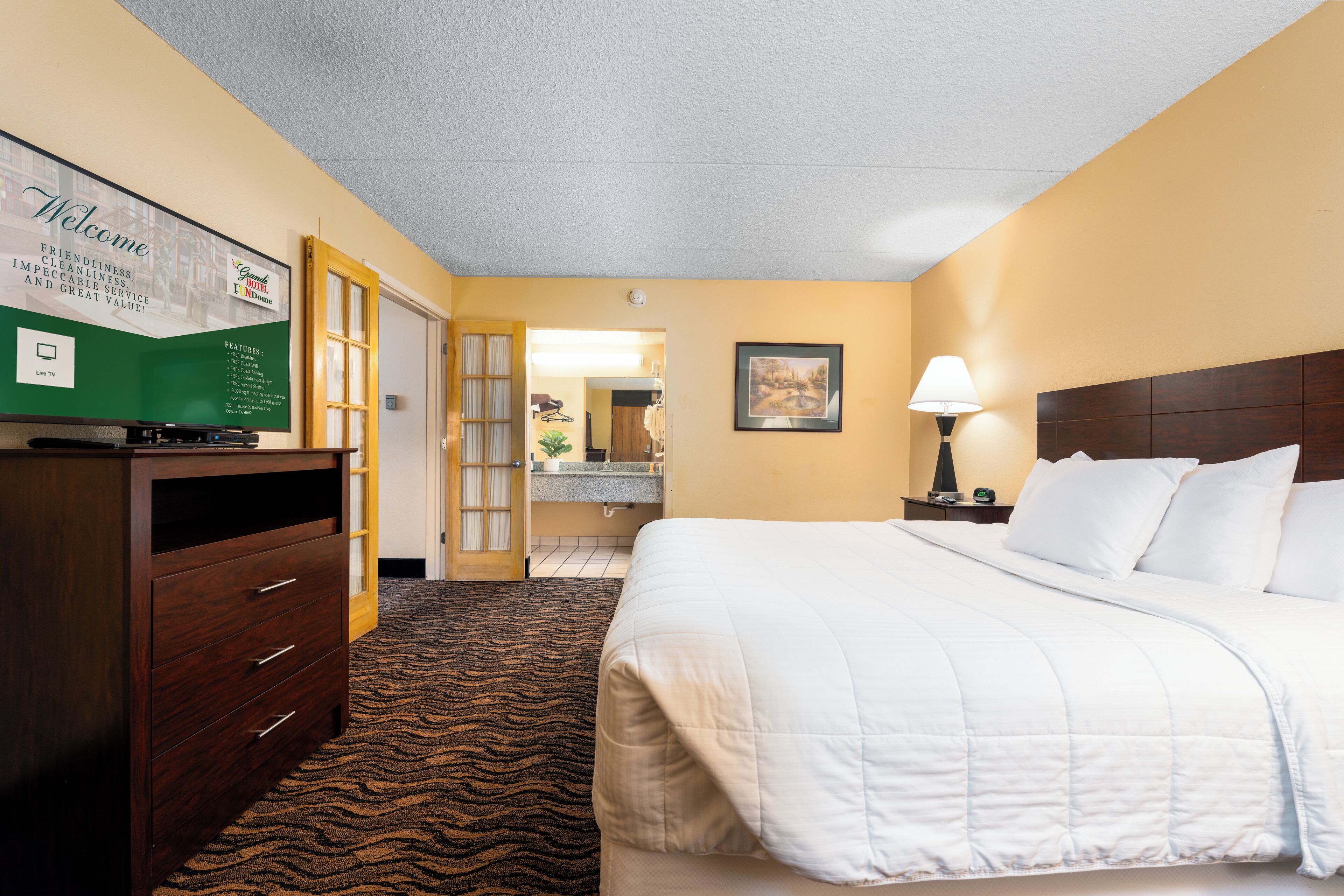 Camas com colchões pillow-top, escrivaninha, cortinas blackout