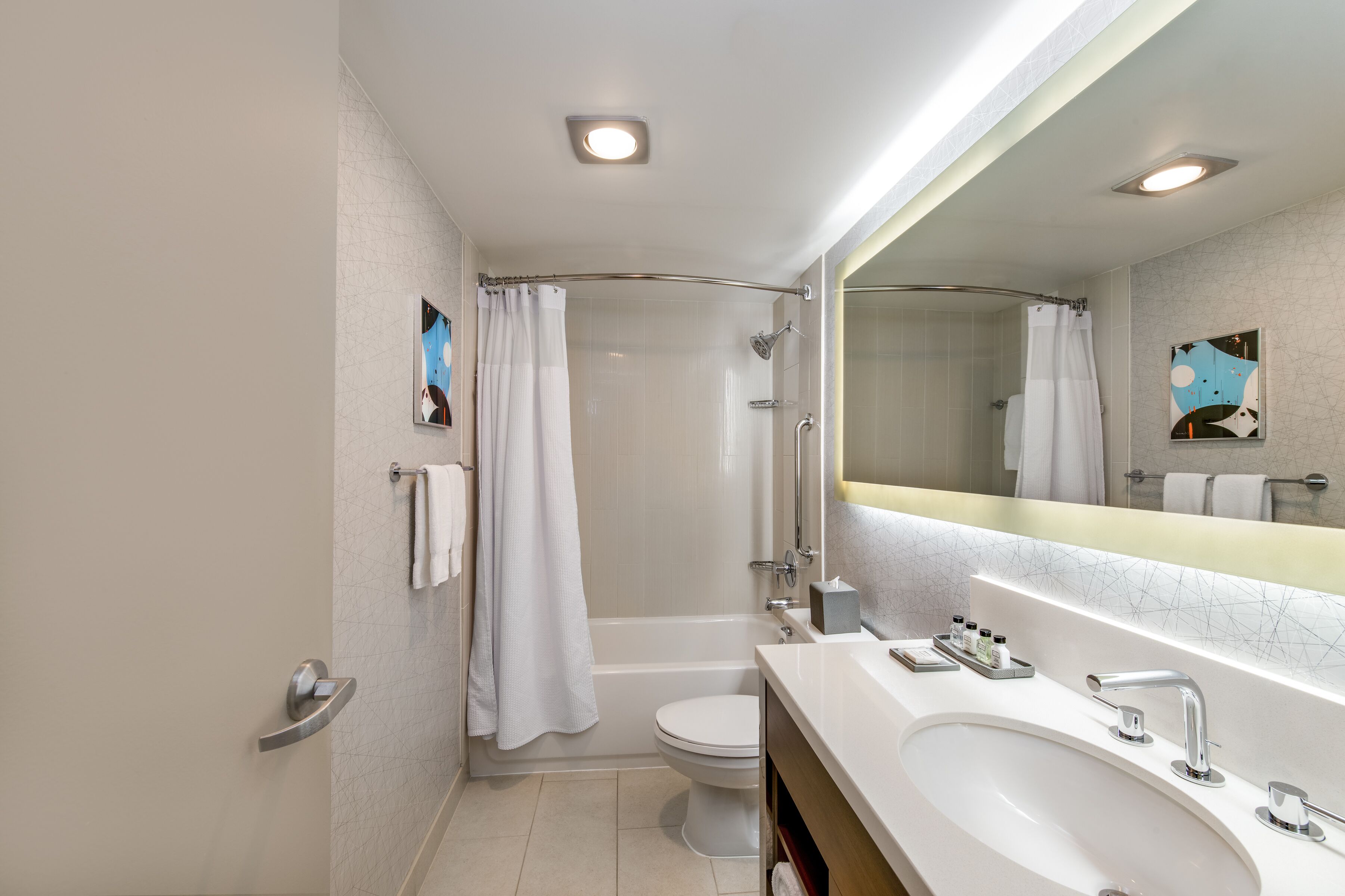 combined shower/bathtub, hair dryer, towels