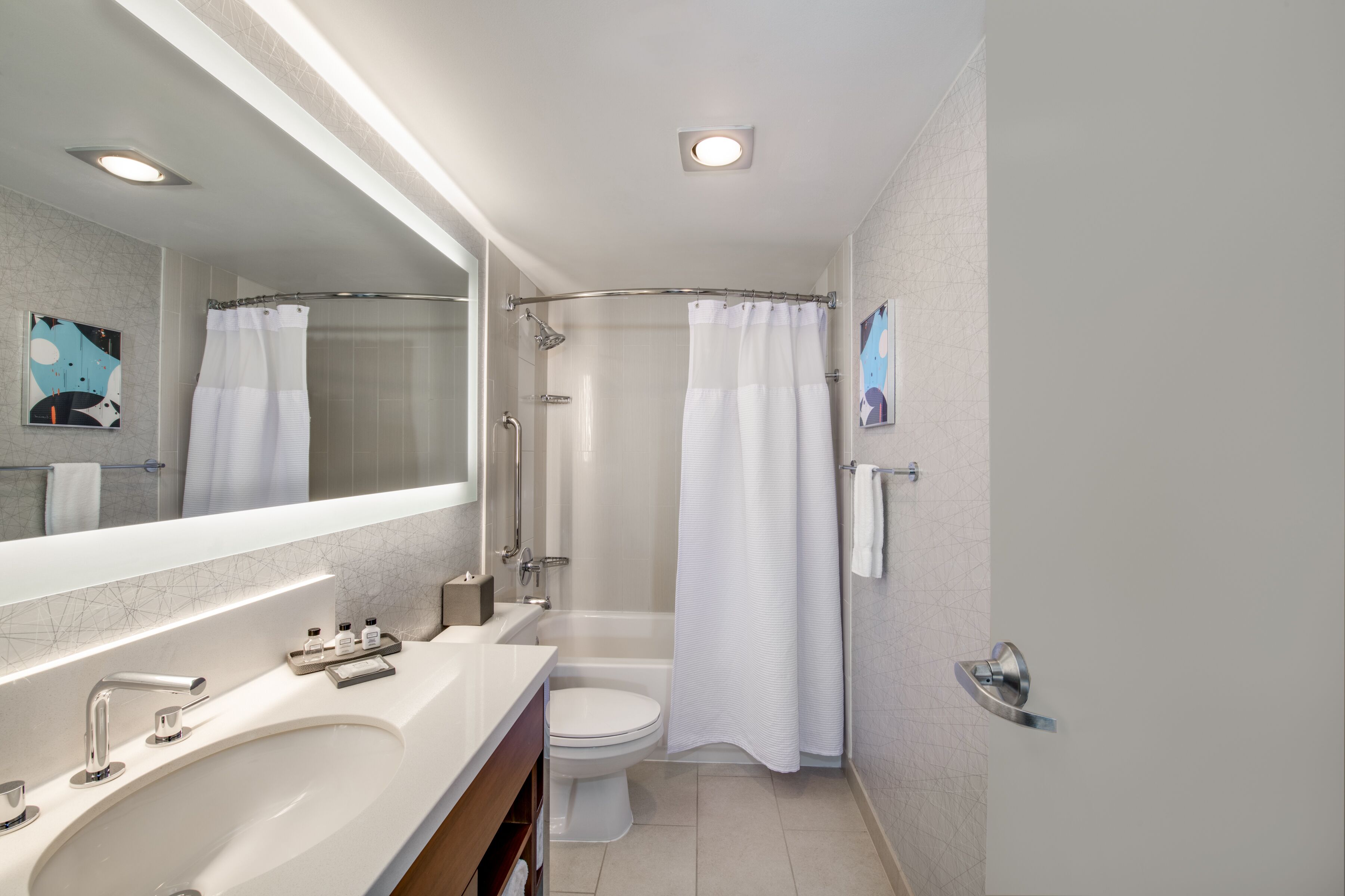 combined shower/bathtub, hair dryer, towels